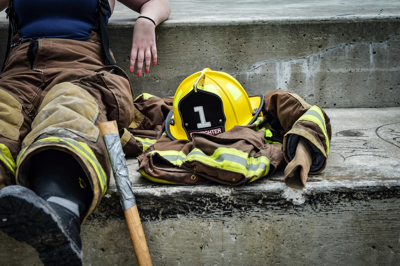 découvrez le quotidien des pompiers, ces héros du quotidien prêts à intervenir pour sauver des vies. explorez leurs missions, leur formation et leur dévouement face aux incendies et aux situations d'urgence.