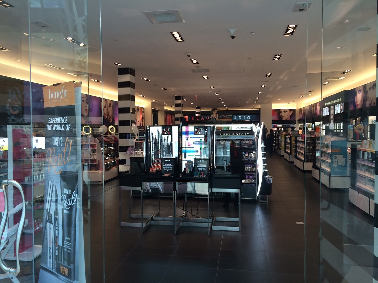 découvrez l'univers de sephora, votre destination beauté ultime. explorez une vaste sélection de produits de cosmétiques, parfums et soins de la peau des meilleures marques. profitez des conseils d'experts et des exclusivités pour sublimer votre beauté au quotidien.