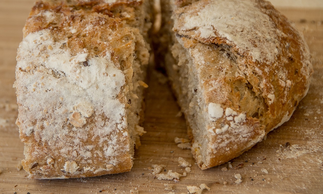 découvrez les secrets du pain au levain : une recette artisanale pour un pain doré et croustillant, préparé avec des ingrédients naturels. laissez-vous séduire par les saveurs authentiques et la texture irrésistible de ce délice fait maison.
