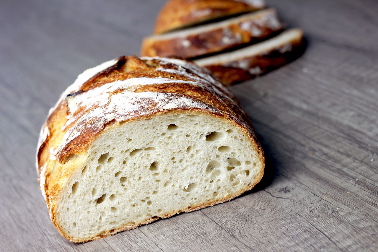 découvrez l'art de la fabrication du pain au levain, une expérience culinaire unique qui allie tradition et saveurs authentiques. apprenez les techniques et astuces pour réussir votre propre sourdough à la maison, pour un pain croustillant et savoureux à chaque bouchée.