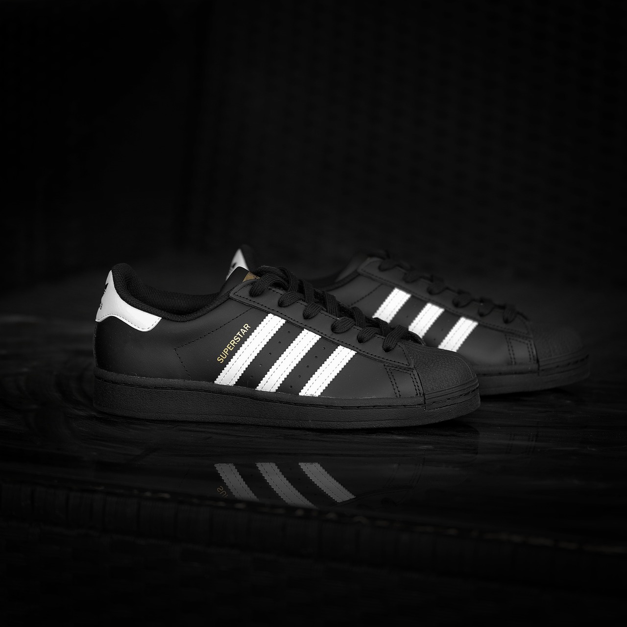 découvrez l'univers d'adidas, marque emblématique de sport alliant performance, style et innovation. explorez notre sélection de chaussures, vêtements et accessoires adaptés à toutes vos activités.