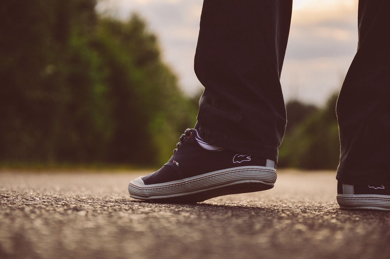 découvrez la collection emblématique de lacoste, alliant élégance et confort. plongez dans l'univers de la mode sportive avec des vêtements, chaussures et accessoires qui feront ressortir votre style distinctif.