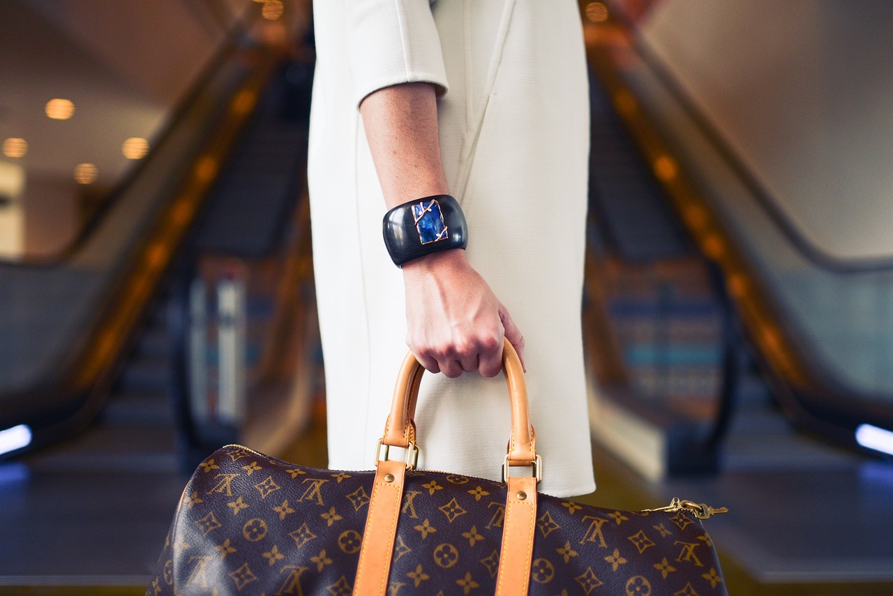 découvrez l'univers luxueux de louis vuitton, emblème de l'artisanat français et de l'élégance intemporelle. explorez nos collections de maroquinerie, prêt-à-porter et accessoires, alliant tradition et modernité.