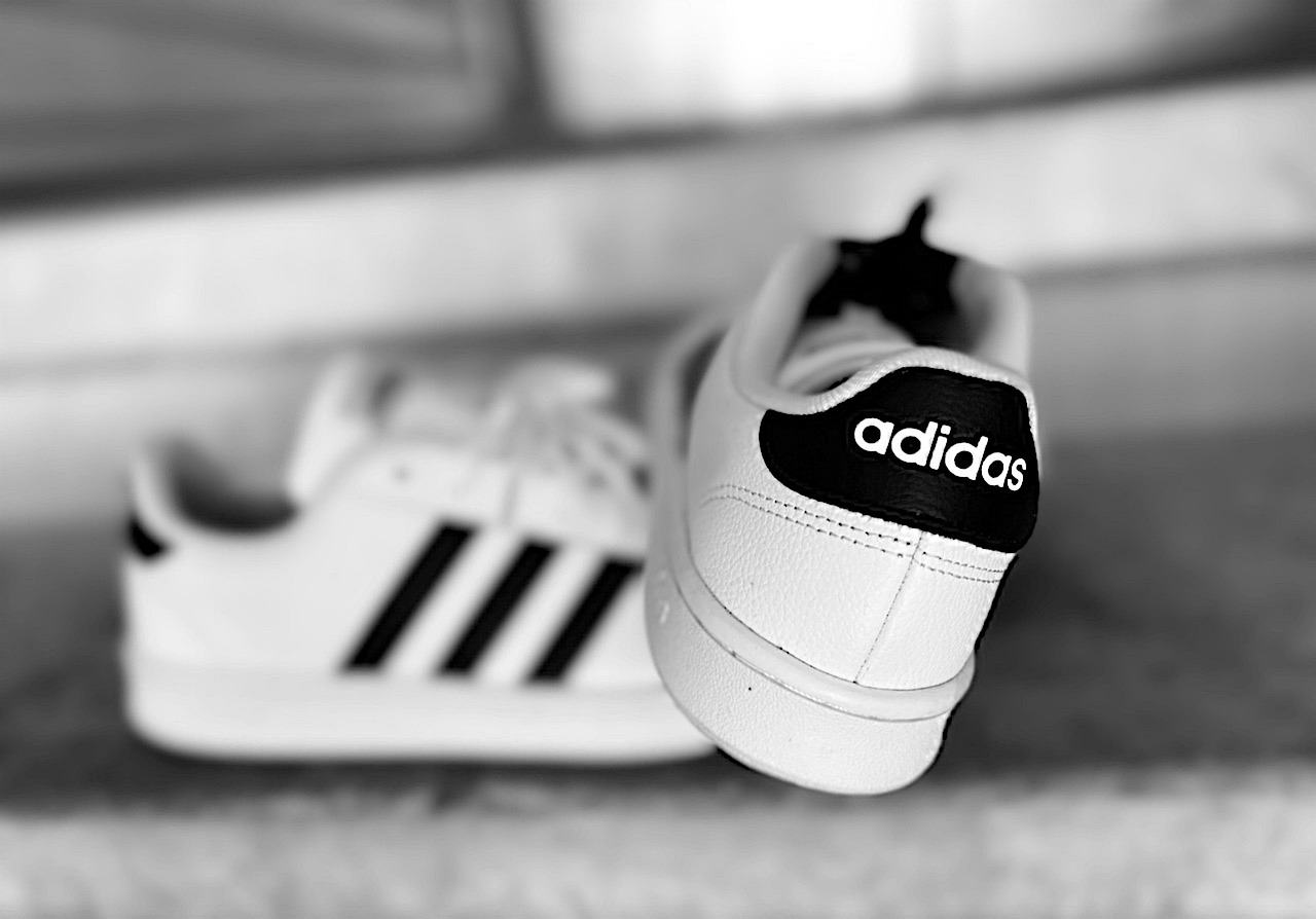découvrez l'univers d'adidas dans notre store ! explorez une large sélection de vêtements, chaussures et accessoires alliant performance et style. trouvez votre équipement idéal pour le sport ou le quotidien.