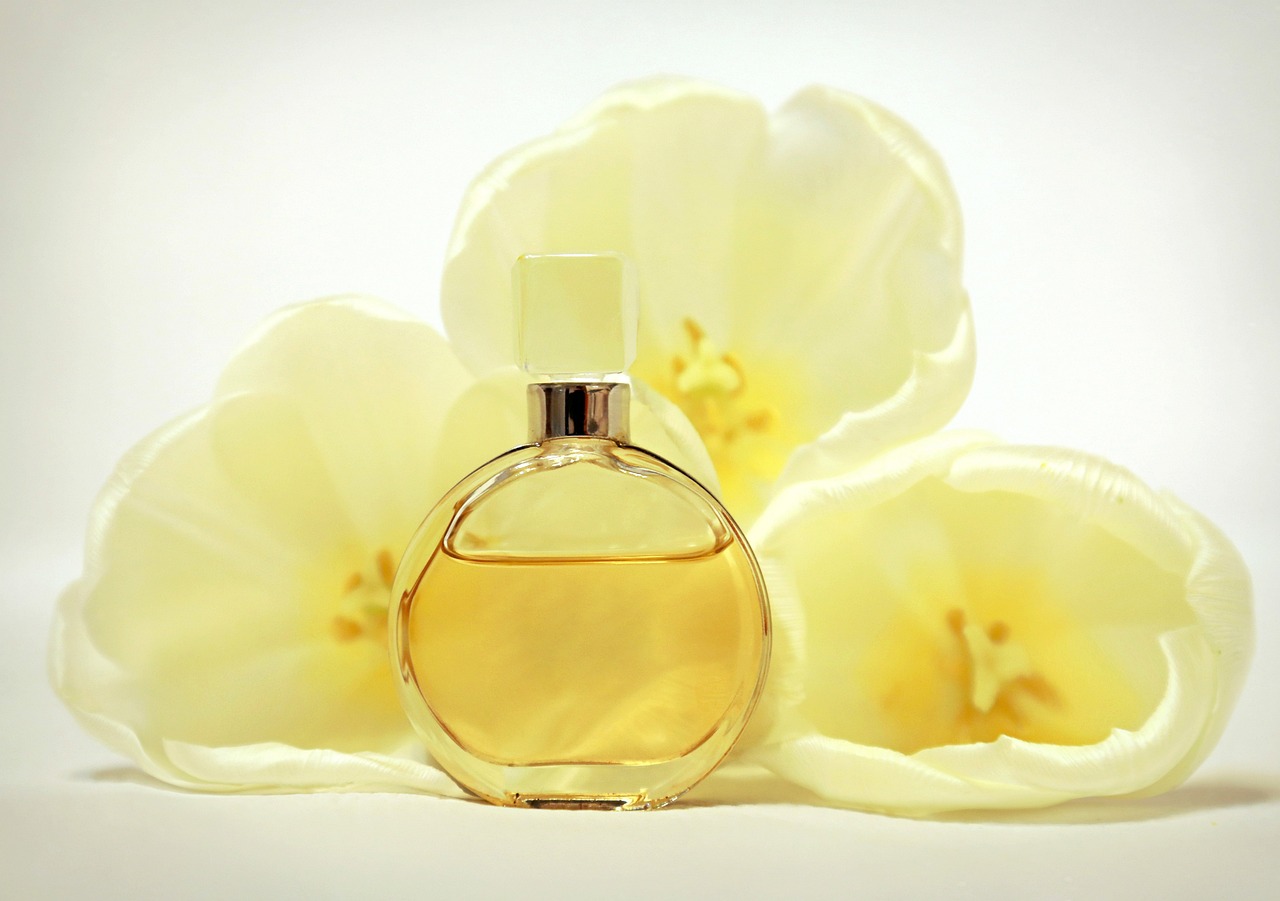 découvrez l'univers intemporel de chanel, symbole de luxe et d'élégance. explorez nos créations emblématiques, des parfums raffinés aux vêtements sophistiqués, et laissez-vous séduire par l'art de la mode à la française.