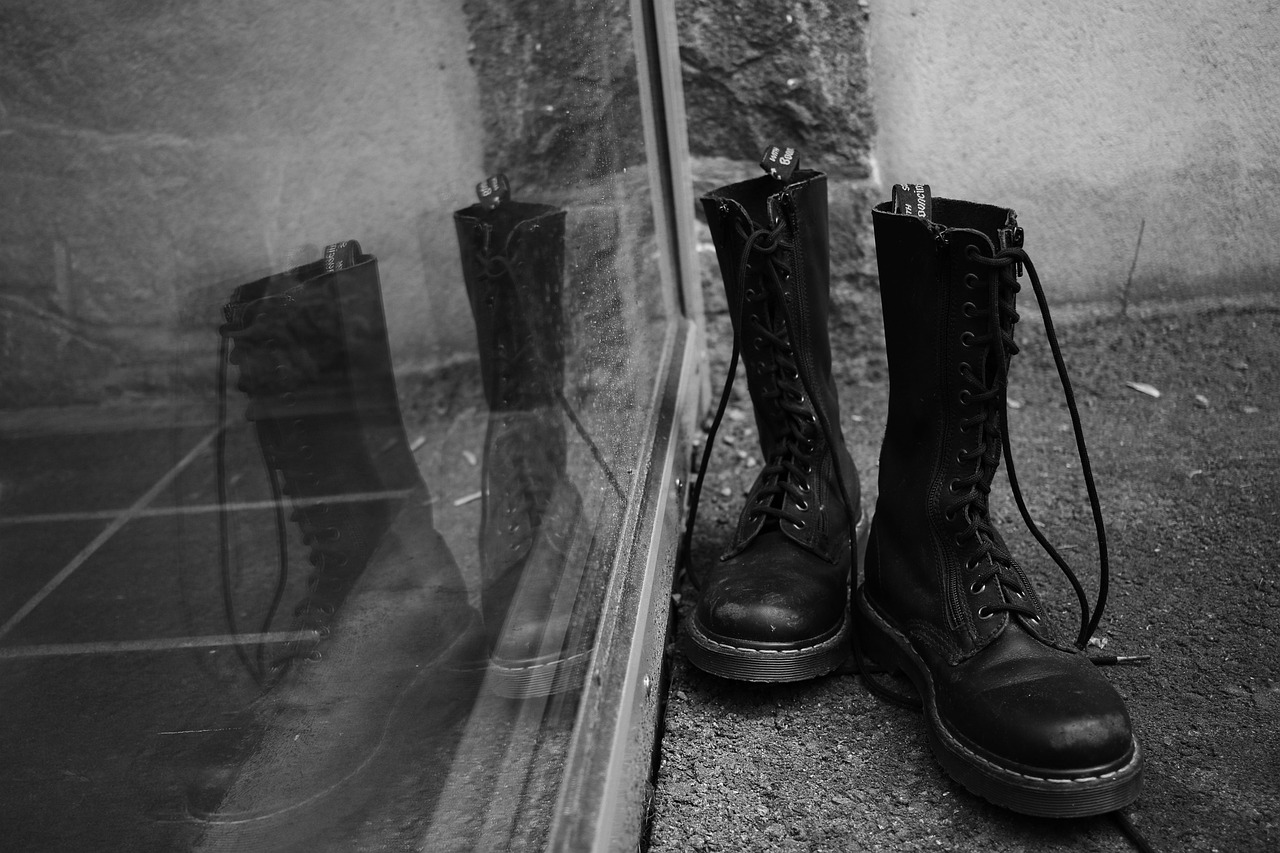découvrez l'univers emblématique de dr. martens : des bottes et chaussures au style unique, alliant confort et durabilité. explorez notre collection pour affirmer votre look avec des modèles iconiques et intemporels.