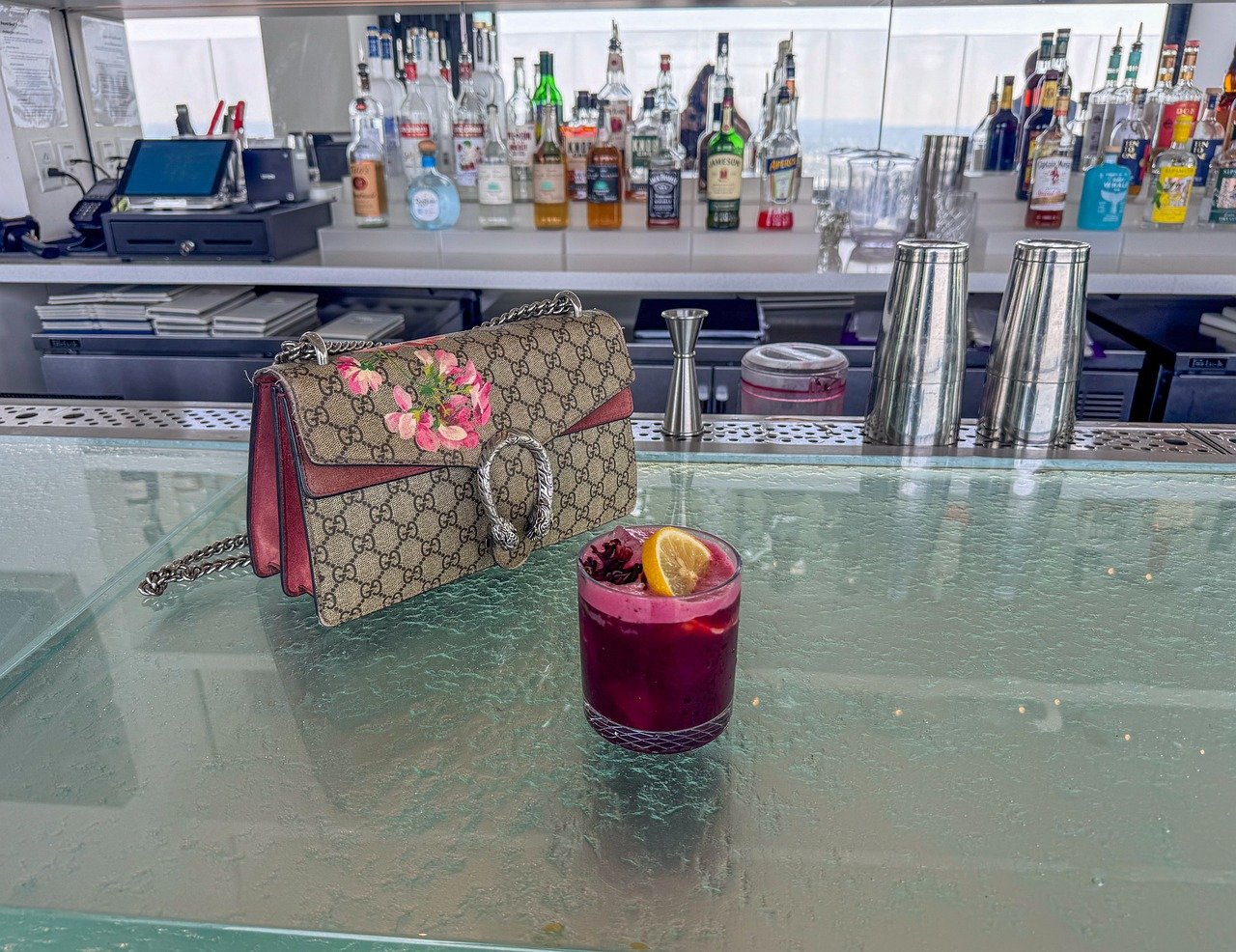 découvrez l'univers élégant et audacieux de gucci, la maison de mode renommée pour ses créations luxueuses, ses accessoires emblématiques et son innovation audacieuse. plongez dans un style inimitable qui allie tradition et modernité.