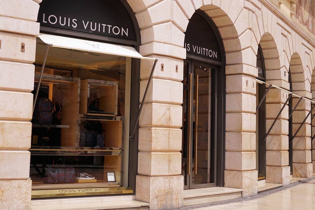 découvrez l'univers élégant et raffiné de louis vuitton, symbole d'excellence et de luxe à la française. explorez nos collections de maroquinerie, vêtements, chaussures et accessoires qui allient tradition artisanale et innovation moderne.