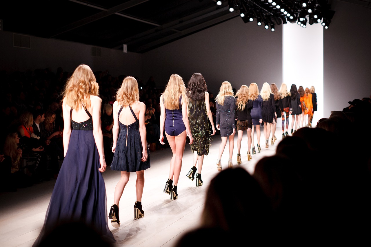 découvrez le monde de la fast fashion, un phénomène qui révolutionne l'industrie de la mode en offrant des vêtements tendance à des prix abordables. explorez l'impact environnemental et sociétal de cette pratique tout en apprenant des alternatives durables pour un style responsable.